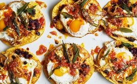 Burokėlių tostados su keptais kiaušiniais ir traškiomis žolelėmis