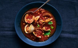 Midijos „Arrabbiata“ stiliumi su pomidorais ir makaronais