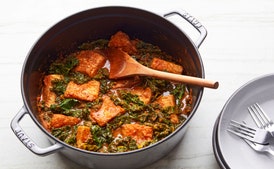 Efo Riro troškinys su lapiniais kopūstais ir žuvimi