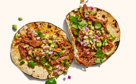Ožkos Birrijos Takai su agurkų Pico de Gallo