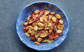 Traškūs aštrūs žemės riešutai Sichuano stiliumi („Mala Fried Peanuts“)