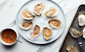 Keptos austrės su šiltu sviesto ir acto padažu (Mignonette)