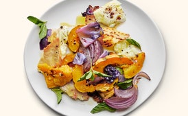 Šiltos žiemos daržovių salotos su halloumi sūriu